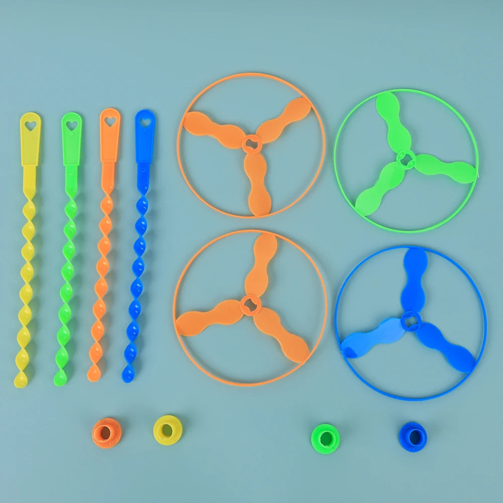 20 pezzi di elicottero volante cerchio rotante a mano libellula di bambù attrito a mano elica di plastica giocattolo volante all'aperto regalo per bambini