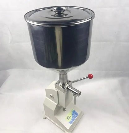 Riempitrice Manuale Per Bottiglie Liquide Modello A03 Con Ugelli Da 4 Mm E 8 Mm Velocità 5-30 Bottiglie Al Minuto
