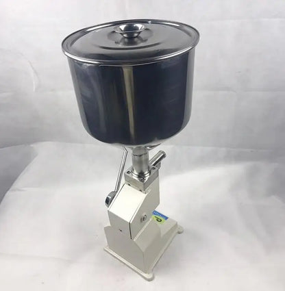 Riempitrice Manuale Per Bottiglie Liquide Modello A03 Con Ugelli Da 4 Mm E 8 Mm Velocità 5-30 Bottiglie Al Minuto