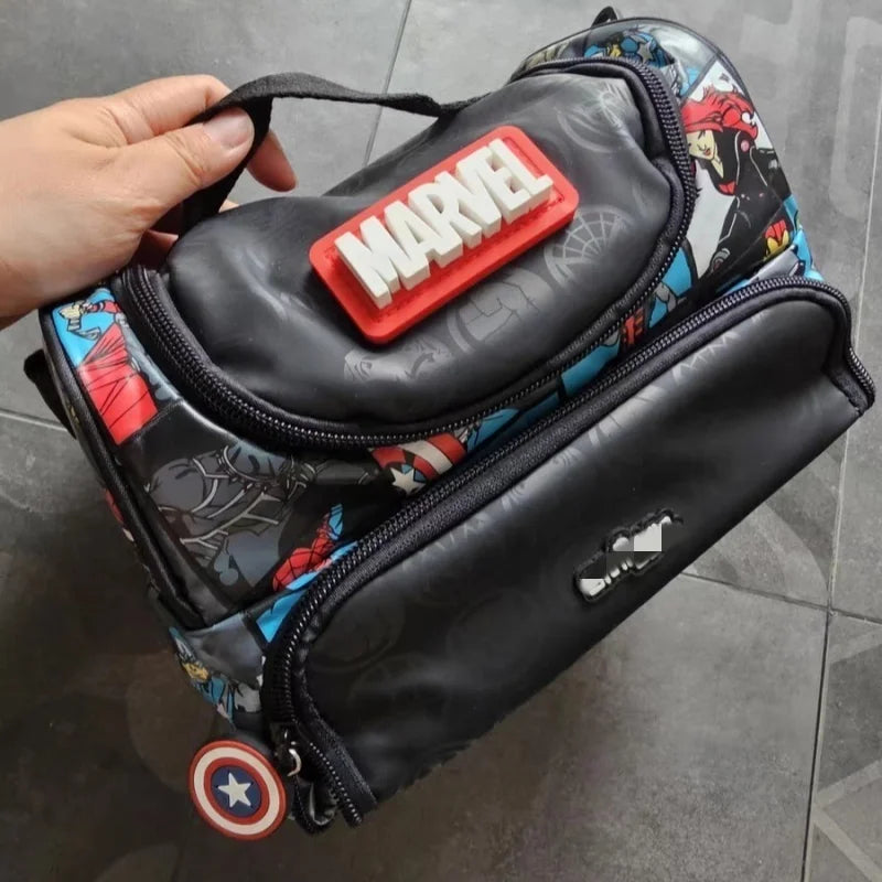 Zaino Scolastico Marvel Australiano, Grande Capacità, Leggero, con Borsa Pranzo e Charm da Collezione, Serie Regalo con Ornamenti