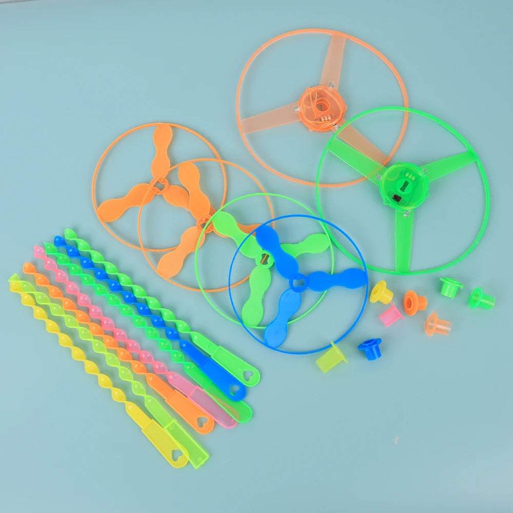 20 pezzi di elicottero volante cerchio rotante a mano libellula di bambù attrito a mano elica di plastica giocattolo volante all'aperto regalo per bambini