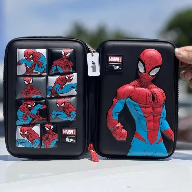 Zaino Scolastico Marvel Australiano, Grande Capacità, Leggero, con Borsa Pranzo e Charm da Collezione, Serie Regalo con Ornamenti